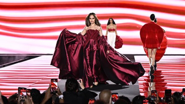 Foto: Cinta Laura Sepanggung Kendall Jenner di Catwalk Paris, Super Kece!