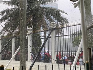 Hujan Deras, Massa Tetap Demo Hari Tani di Depan Gedung DPR Hujan Deras, Massa Tetap Demo Hari Tani di Depan Gedung DPR