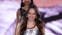 5 Gaya Ultra Glamor Enzy Storia Catwalk di Paris Fashion Week 2024