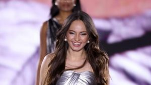 5 Gaya Ultra Glamor Enzy Storia Catwalk di Paris Fashion Week 2024