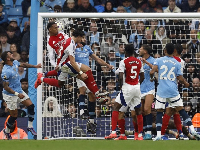 Soccer Football - Premier League - Manchester City v Arsenal - Etihad Stadium, Manchester, Britain - September 22, 2024 Arsenal's Gabriel Magalhaes celebrates scoring their second goal Action Images via Reuters/Jason Cairnduff EDITORIAL USE ONLY. NO USE WITH UNAUTHORIZED AUDIO, VIDEO, DATA, FIXTURE LISTS, CLUB/LEAGUE LOGOS OR 'LIVE' SERVICES. ONLINE IN-MATCH USE LIMITED TO 120 IMAGES, NO VIDEO EMULATION. NO USE IN BETTING, GAMES OR SINGLE CLUB/LEAGUE/PLAYER PUBLICATIONS. PLEASE CONTACT YOUR ACCOUNT REPRESENTATIVE FOR FURTHER DETAILS..