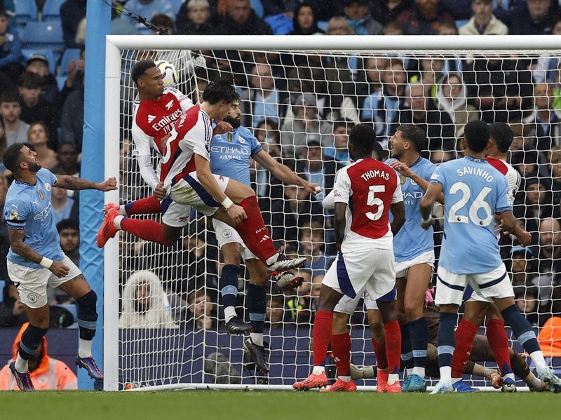 Soccer Football - Premier League - Manchester City v Arsenal - Etihad Stadium, Manchester, Britain - September 22, 2024 Arsenal's Gabriel Magalhaes celebrates scoring their second goal Action Images via Reuters/Jason Cairnduff EDITORIAL USE ONLY. NO USE WITH UNAUTHORIZED AUDIO, VIDEO, DATA, FIXTURE LISTS, CLUB/LEAGUE LOGOS OR 'LIVE' SERVICES. ONLINE IN-MATCH USE LIMITED TO 120 IMAGES, NO VIDEO EMULATION. NO USE IN BETTING, GAMES OR SINGLE CLUB/LEAGUE/PLAYER PUBLICATIONS. PLEASE CONTACT YOUR ACCOUNT REPRESENTATIVE FOR FURTHER DETAILS..