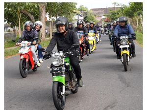 Ganjar Pranowo Geber Motor 2-Tak, Pajaknya Lebih Mahal dari Mobil Listrik Ganjar Pranowo Geber Motor 2-Tak, Pajaknya Lebih Mahal dari Mobil Listrik