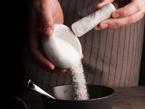 Proses Pembuatan Garam dari Air Laut hingga Jadi Bumbu Masakan Proses Pembuatan Garam dari Air Laut hingga Jadi Bumbu Masakan