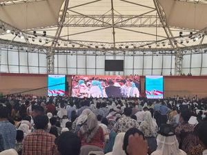 Iriana Bagi Tablet-Sepeda di Penyuluhan Antinarkoba, Siswa Berebut Maju Iriana Bagi Tablet-Sepeda di Penyuluhan Antinarkoba, Siswa Berebut Maju
