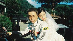 8 Inspirasi Foto Prewedding Outdoor Jung Jinhyeong yang Nikahi Model Jepang