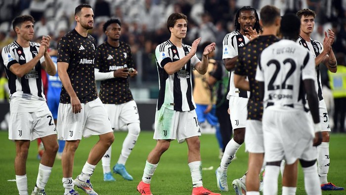 Soccer Football - Serie A - Juventus v Napoli - Allianz Stadium, Turin, Italy - September 21, 2024 Juventus Kenan Yildiz and teammates applaud fans after the match REUTERS/Massimo Pinca