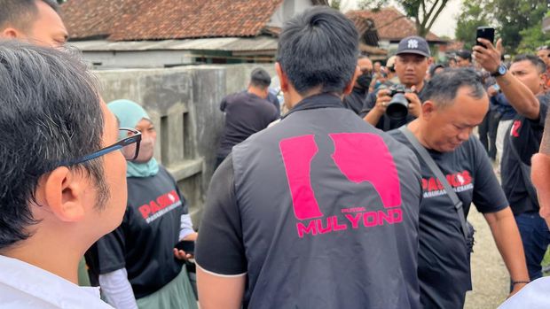 Ketua Umum Partai Solidaeritas Indonesia (PSI), Kaesang Pangarep, blusukan ke Kampung Barat, Desa Daru, Jambe, Tangerang, Banten, Selasa (24/9). Dalam kunjungannya, Kaesang tampak mengenakan rompi bertulisan 'Putra Mulyono'.