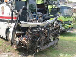 Kecelakaan Maut Bus Vs 2 Truk di Jalan Pantura Pati, 6 Orang Tewas