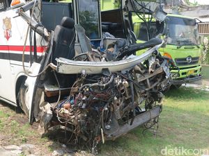 Kecelakaan Maut Bus Vs 2 Truk di Jalan Pantura Pati, 6 Orang Tewas Kecelakaan Maut Bus Vs 2 Truk di Jalan Pantura Pati, 6 Orang Tewas