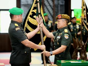 KSAD Pimpin Sertijab Pangdam Siliwangi dan Pangdam Pattimura KSAD Pimpin Sertijab Pangdam Siliwangi dan Pangdam Pattimura