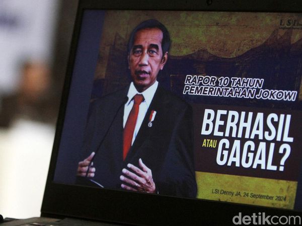 Rapor Biru dan Merah 10 Tahun Pemerintahan Jokowi