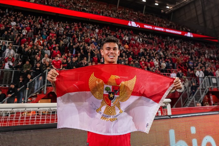 ENSCHEDE, NETHERLANDS - SEPTEMBER 17: Mees Hilgers of FC Twente with a flag of Indonesia during a Dutch Eredivisie match between FC Twente and sc Heerenveen at De Grolsch Veste on September 17, 2024 in Enschede, Netherlands. (Photo by René Nijhuis/BSR Agency/Getty Images)