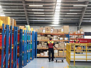 Mengintip Kesibukan Gudang Logistik Ekspor-Impor di Jakarta