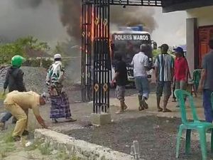 Mobil SIM Keliling Polres Maros Terbakar Saat Layani Warga Mobil SIM Keliling Polres Maros Terbakar Saat Layani Warga