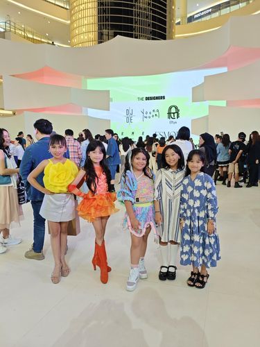 Naufa bersama teman-teman yang hadir untuk mendukungnya di Fashion Nation Senayan City 2024