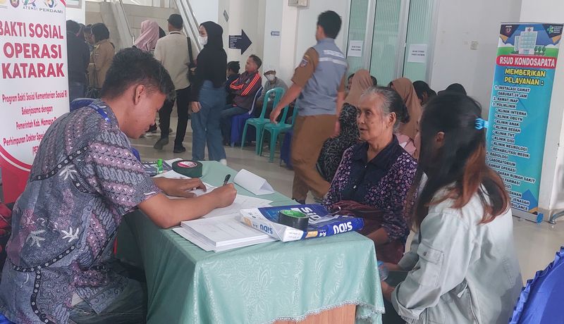 Operasi katarak gratis yang digelar Kementerian Sosial di Sulawesi Barat (Sholihin/detikcom)