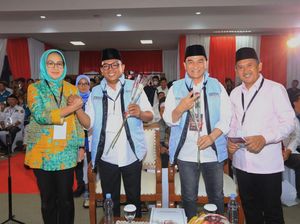 Beri Mawar ke Andra Soni-Dimyati, Airin Sampaikan Pesan Persahabatan Beri Mawar ke Andra Soni-Dimyati, Airin Sampaikan Pesan Persahabatan