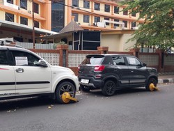 Puluhan Kendaraan Parkir Liar Digembok Dishub Kota Malang