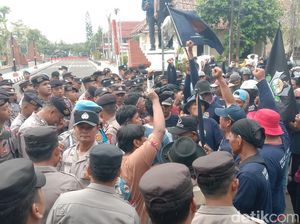 Aksi Saling Dorong Warnai Demo Hari Tani Nasional di Indramayu Aksi Saling Dorong Warnai Demo Hari Tani Nasional di Indramayu