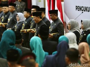 Pj Gubernur Jatim Lantik 13 Pjs Bupati/Wali Kota, Ini Daftarnya