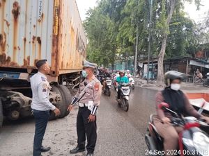 Truk Kontainer Kecelakaan di Cengkareng, Lalin Macet Hampir 2 Jam