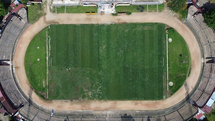 Foto udara pekerja memotong rumput stadion GOR H Agus Salim Padang, Sumatera Barat, Selasa (24/9/2024). Progres renovasi stadion yang akan dijadikan kandang tim Semen Padang FC pada liga 1 itu telah mencapai 90 persen. ANTARA FOTO/Iggoy el Fitra/YU