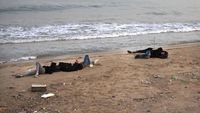 Potret Warga Lebanon Saat Ngungsi di Pinggir Pantai