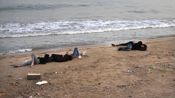 Potret Warga Lebanon Saat Ngungsi di Pinggir Pantai