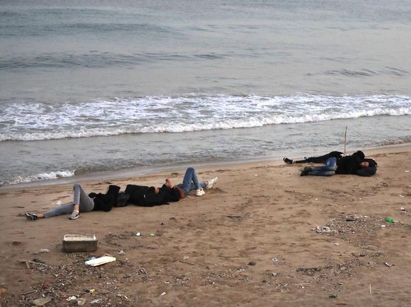 Potret Warga Lebanon Saat Ngungsi di Pinggir Pantai