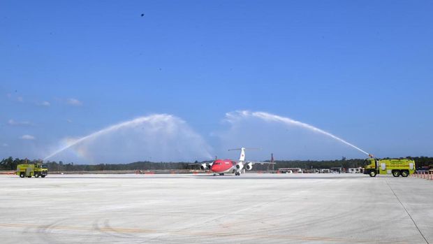 Presiden Joko Widodo melakukan pendaratan perdana di Bandara Nusantara, kawasan Ibu Kota Nusantara (IKN), Provinsi Kalimantan Timur, dengan menggunakan Pesawat Kepresidenan RJ-85 pada Selasa, 24 September 2024, sekitar pukul 16.15 WITA. Kedatangan pesawat tersebut disambut dengan prosesi water salute yang menandai momen bersejarah dalam operasional bandara tersebut.