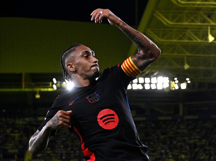 Soccer Football - LaLiga - Villarreal v FC Barcelona - Estadio de la Ceramica, Villarreal, Spain - September 22, 2024 FC Barcelonas Raphinha celebrates scoring their fifth goal REUTERS/Pablo Morano