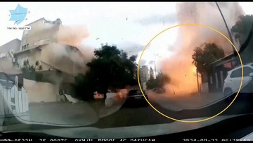 Rekaman Dashcam Detik-detik Roket Hizbullah Meledak di Jalanan Israel