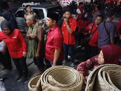Risma Borong Dagangan Perajin Tikar Lalu Antarkan Pulang Naik Taksi Online