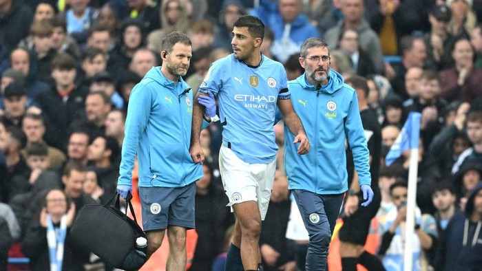 MANCHESTER, ENGLAND - SEPTEMBER 22: Rodri of Manchester City leaves the pitch following an injury during the Premier League match between Manchester City FC and Arsenal FC at Etihad Stadium on September 22, 2024 in Manchester, England. (Photo by Michael Regan/Getty Images)