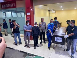 RS Polri Serahkan 2 Jenazah Ditemukan di Kali Bekasi, Tangis Keluarga Pecah