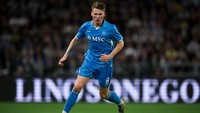 Kontribusinya di lapangan tak cuma itu. Di antara gelandang Serie A, ia menempati urutan kedua dalam tiga hal: shot on target terbanyak (33 kali, hanya kalah dari Nico Paz (39)), jumlah menang duel terbanyak (208 kali, hanya kalah dari Yerry Mina (221)), dan jumlah sentuhan terbanyak di kotak penalti lawan (117 kali, hanya kalah dari Christian Pulisic (128)). Foto: LightRocket via Getty Images/Nicolò Campo