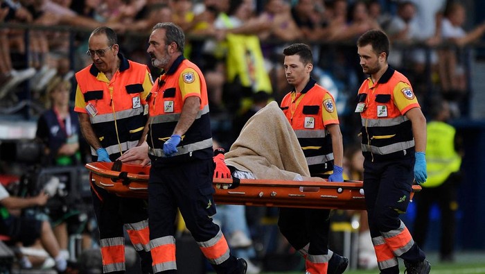 Soccer Football - LaLiga - Villarreal v FC Barcelona - Estadio de la Ceramica, Villarreal, Spain - September 22, 2024 FC Barcelonas Marc-Andre ter Stegen is stretchered off after sustaining an injury REUTERS/Pablo Morano