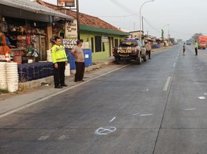Pemotor Tewas Tertabrak Truk di Duduksampeyan Gresik Pemotor Tewas Tertabrak Truk di Duduksampeyan Gresik