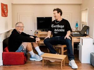 Foto Transformasi Gaya Mark Zuckerberg dari Sederhana Kini Pakai Jam Miliaran Foto Transformasi Gaya Mark Zuckerberg dari Sederhana Kini Pakai Jam Miliaran