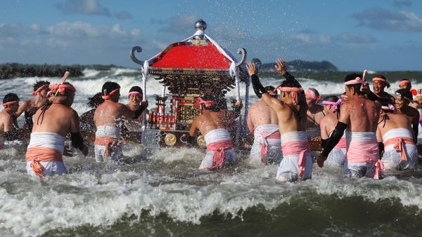 Warga Jepang Larung Kuil Mikoshi ke Laut untuk Doa Panen Terbaik