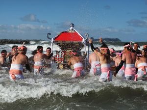 Warga Jepang Larung Kuil Mikoshi ke Laut untuk Doa Panen Terbaik Warga Jepang Larung Kuil Mikoshi ke Laut untuk Doa Panen Terbaik