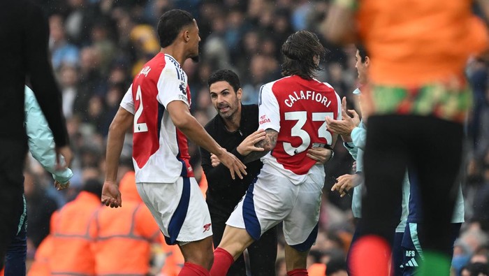 MANCHESTER, ENGLAND - SEPTEMBER 22: Riccardo Calafiori celebrates scoring Arsenals 1st goal with Arsenal Manager Mikel Arteta during the Premier League match between Manchester City FC and Arsenal FC at Etihad Stadium on September 22, 2024 in Manchester, England. (Photo by David Price/Arsenal FC via Getty Images)