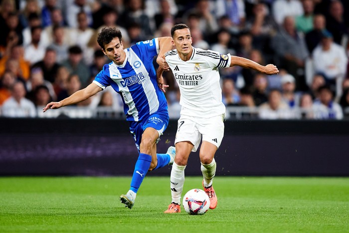 MADRID, SPAIN - SEPTEMBER 24: Lucas Vazquez of Real Madrid competes for the ball with Manuel Sanche of Deportivo Alaves  during the LaLiga match between Real Madrid CF and Deportivo Alaves at Estadio Santiago Bernabeu on September 24, 2024 in Madrid, Spain. (Photo by Alvaro Medranda/Quality Sport Images/Getty Images)