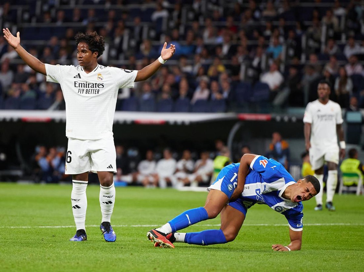 Endrick diajari Raul Gonzalez cara diving. (Foto: Getty Images/Quality Sport Images)