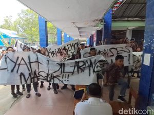Siswa SMAN 11 Makassar Demo Gaji Guru Honorer-Satpam Tak Dibayarkan