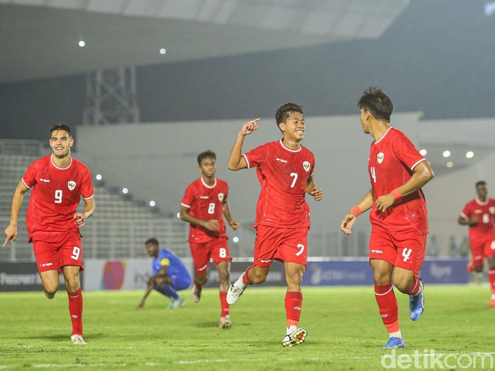 Timnas Indonesia U-20 meraih hasil manis di matchday pertama Grup F Kualifikasi Piala Asia U-20 2025. Garuda Muda menang 4-0. Indonesia vs Maladewa berlangsung di Stadion Madya, Senayan, Rabu (25/9/2024) malam WIB.