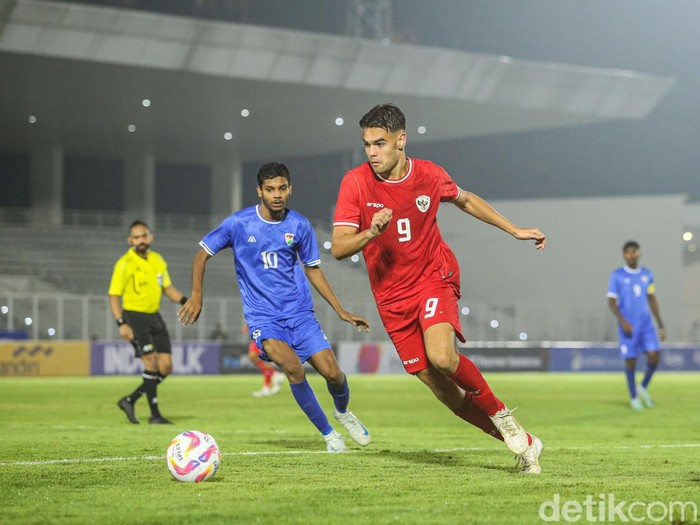 Timnas Indonesia U-20 meraih hasil manis di matchday pertama Grup F Kualifikasi Piala Asia U-20 2025. Garuda Muda menang 4-0. Indonesia vs Maladewa berlangsung di Stadion Madya, Senayan, Rabu (25/9/2024) malam WIB.