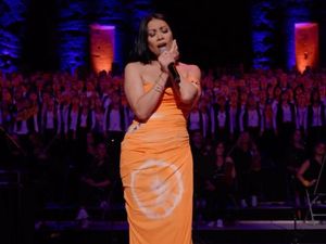 Anggun Terharu Selesaikan Tur dengan 2.000 Paduan Suara dan 20 Musisi Anggun Terharu Selesaikan Tur dengan 2.000 Paduan Suara dan 20 Musisi