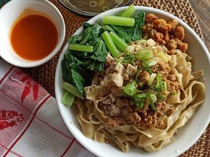 Gurih Mantap! 5 Bakmi Topping Babi di Dalam Komplek Perumahan Gurih Mantap! 5 Bakmi Topping Babi di Dalam Komplek Perumahan